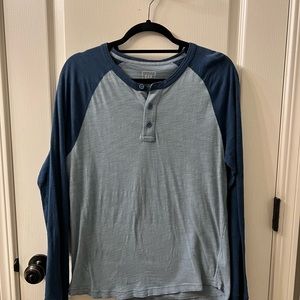 Men's GAP Blue Raglan Henley Shirt.  Size S